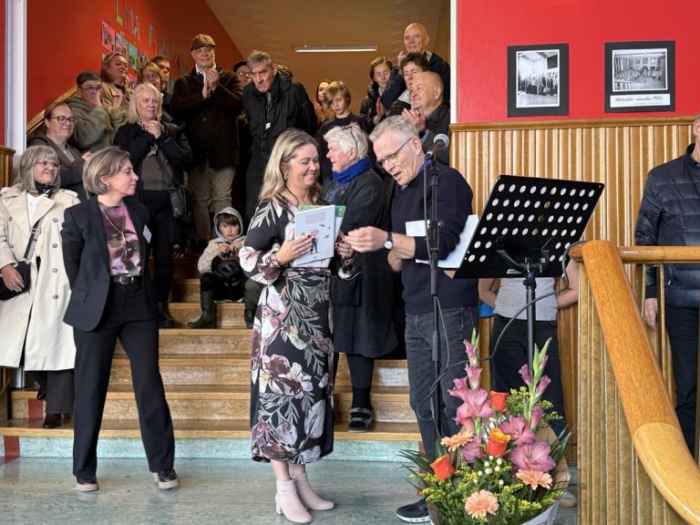 Harpa tekur á móti bókagjörf úr hendi Þórarins Eldjárns.