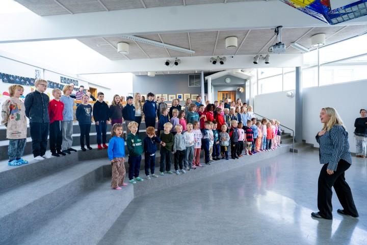 Ísaksskóli students gathered in the assembly hall and sang several songs to mark the occasion.