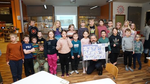 Gjöf frá börnunum  í 2. bekk í Ingunnarskóla 