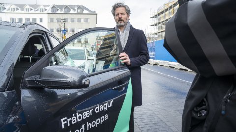 Borgarstjóri ók fyrsta deilibíl Hopp í dag.