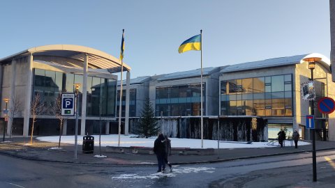 Úkraníski þjóðfáninn við Ráðhús Reykjavíkur og Höfða til að sýna samstöðu með úkraínsku þjóðinni.