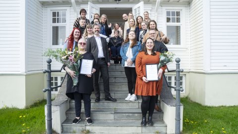 Hópurinn sem hlaut mannréttindaverðlaun Reykjavíkur vinstra megin og hópurinn sem fékk hvatningarverðlaun hægra megin ásamt borgarstjóra, mannréttindastjóra ofl. gestum.