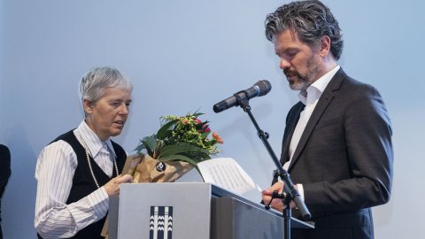 Dagur afhendir Elfu blómvönd við athöfnina í gær.