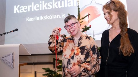 Steinunn Ása Þorvaldsdóttir tekur við Kærleikskúlunni 2022 á Listasafni Reykjavíkur. Með henni er Eva Þengilsdóttir, hugmyndasmiður Kærleikskúlunnar og framkvæmdarstjóri Öryrkjabandalags Íslands.