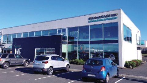Front of Spöngin City Library.