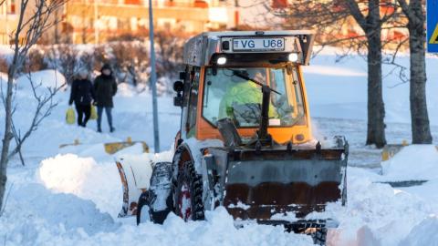 moksturstæki að störfum á göngustíg