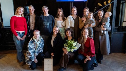 Ungmennadanshópurinn FORWARD stillir sér upp í hópmynd við sviðið í Iðnó þegar hópurinn var valinn Listhópur Reykjavíkur 2023.