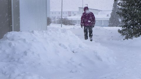 Maður gengur í köldu veðri í Reykjavík.