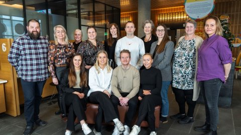 Starfsfólk þjónustuvers hópmynd, tekin í Borgartúni, innandyra.