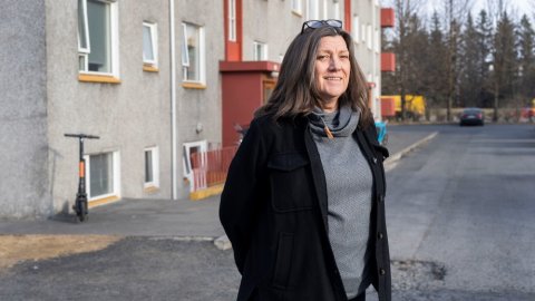 Kolbrún Jarlsdóttir var valin með slembivali í íbúaráð Miðborgar og Hlíða. Á myndinni stendur hún við blokk í Hlíðunum.