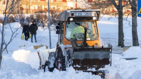 Grafa mokar göngustíga í Hólahverfinu í Breiðholti í miklum snjó.