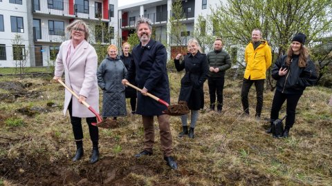 Dagur B. Eggertsson, borgarstjóri og Sigrún Árnadóttir, framkvæmdastjóri Félagsbústaða taka skóflustungu.