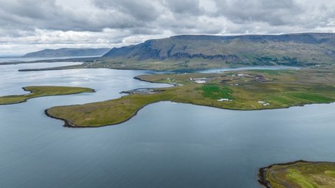 Falleg loftmynd af Álfsnesi með Esjuna í bakgrunn.