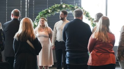 Fyrsta parið sem gefið var saman í Ráðhúsi Reykjavíkur í dag á sumarsólstöðum.