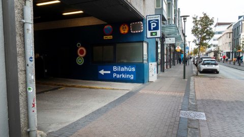 The change promotes more efficient use of parking garages in the city center.