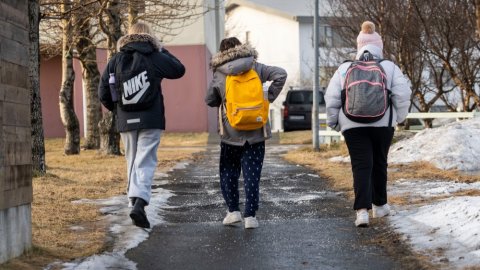 Börn að ganga í skóla.