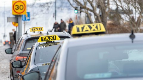 Nokkrir leigubílar í röð í Reykjavík.