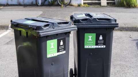 Tvær tvískiptar tunnur fyrir matarleifa og blandaðan úrgang.