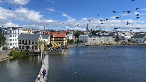 Horft yfir Tjörnina að Iðnó á Menningarnótt