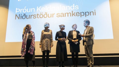 fólk á verðlaunaafhendingu