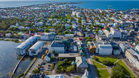 Loftmynd af miðborg og Vesturbæ Reykjavíkur í góðu veðri.