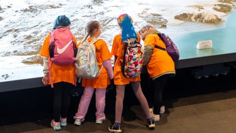 Börn skoða Íslandskortið í Tjarnarsal Ráðhússins.