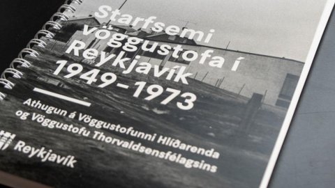 Forsíða skýrslu vöggustofunefndar, mynd af skýrslunni liggjandi á borði