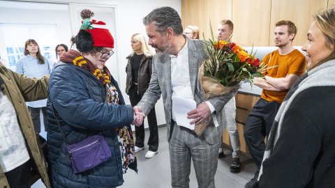 Borgarstjóri afhendir íbúa lykla að íbúð sinni 