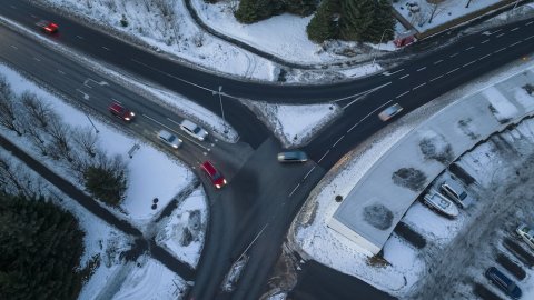 Horft úr lofti yfir gatnamót. Bílar á ferð.