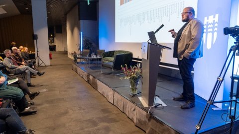 Kolbeinn H. Stefánsson, dósent á Félagsráðgjafardeild Háskóla Íslands, í pontu í Tjarnarsal að tala um ójöfnuð í Reykjavík.