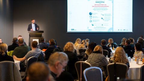 Einar Þorsteinsson borgarstjóri ávarpar gesti á ráðstefnu fyrir öryggisverði og öryggistrúnaðarmenn Reykjavíkurborgar á Grand Hótel í Reykjavík