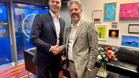 Dagur B. Eggertsson og Jón Arnór Stefánsson takast í hendur á skrifstofu borgarstjóra