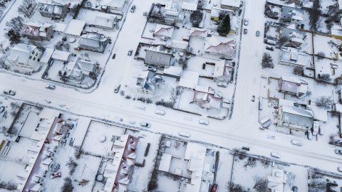 Loftmynd yfir íbúðabyggð í snjó