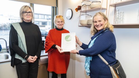 Auður H. Ingólfsdóttir, sviðsstjóri hjá Umhverfisstofnun (t.h.), afhendir Aðalbjörgu Traustadóttur, skrifstofustjóra málefna fatlaðs fólks hjá Reykjavíkurborg, Svansvottun fyrir Hagasel 23. Sigrún Árnadóttir, framkvæmdastjóri Félagsbústaða (t.v.)