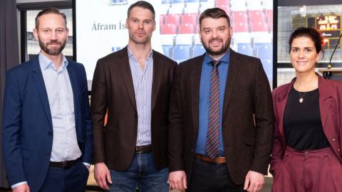 Borgarstjóri, formaður Þjóðarhallar, mennta- og barnamálaráðherra og fjármálaráðherra standa saman og brosa