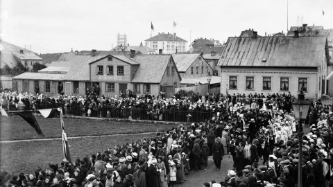 Hátíðahöld á Austurvelli í tilefni af nýfengnum kosningarétti kvenna árið 1915. Ljósmynd Magnús Ólafsson