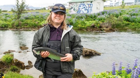 Marta Wieczorek, Mieszkanka Reykjaviku roku 2024 złowiła dziś rano pierwszego łososia podczas otwarcia sezonu wędkarskiego na Elliðaá. Była to 60 centymetrowa ryba rodzaju żeńskiego złowiona na muchę Greenback.