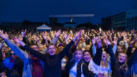 Mannfjöldi framan við stóra sviðið á Menningarnótt 2023, myrkur, horft á fólkið upp eftir Arnarhóli