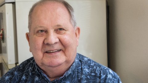 Nærmynd af Pálma Karlssyni sem er einn þeirra sem tekur þátt í prófunarverkefni um fjarvöktun hjartabilunareinkenna.  