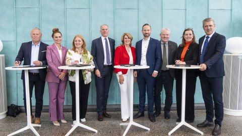 Forsætisráðherra, fjármála- og efnahagsráðherra, innviðaráðherra, borgarstjóri og bæjarstjórar sveitarfélaganna á höfuðborgarsvæðinu tóku þátt í undirritun á blaðamannafundi um samgöngusáttmála.