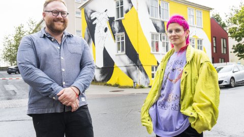Adam Flint Taylor, fagstjóri grafískrar hönnunar og Natka Klimowicz myndlistarkona standa fyrir framan hús Andrýmis, sem skartar vegglistaverki