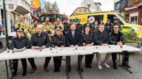 Borgarstjóri ásamt fulltrúum lögreglu, Neyðarlínu, slökkviliðs, ríkislögreglustjóra, ferðaþjónustunnar og skemmtistaða undirrita samninginn