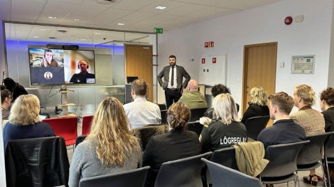 Ásmundur Einar Daðason, mennta- og barnamálaráðherra, ávarpar aðgerðahóp á fyrsta fundi hópsins í dag