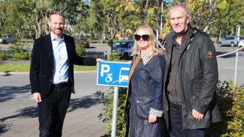 Einar Þorsteinsson borgarstjóri, Alma Ýr Ingólfsdóttir, formaður ÖBÍ réttindasamtaka og Einar Pálsson, forstöðumaður vegaþjónustudeildar Vegagerðarinnar.