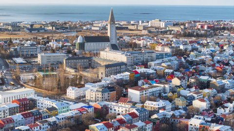 Miðborg Reykjavíkur séð úr lofti, Hallgrímskirkja og sundin blá blasa við. 