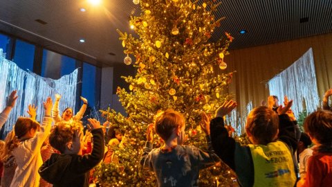 Jólaskógurinn opnaður í Ráðhúsi Reykjavíkur þar sem leikskólabörn komu og hittu Grýlu og Leppalúða og sungu jólasöngva