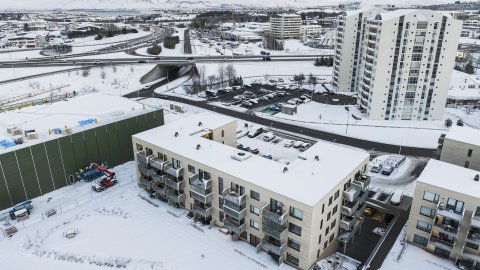 Álfabakki 2a, loftmynd sem sýnir skemmu sem þótti byggð of nálægt íbúðablokk.