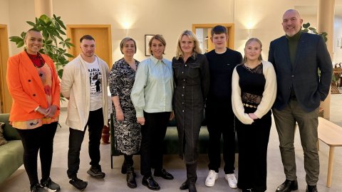 Hópmynd af fólki sem kom fram á velferðarkaffi ásamt fulltrúum í velferðarráði. 