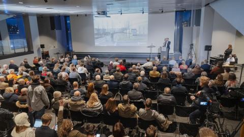 Yfirlitsmynd yfir þéttsetinn fundarsal.