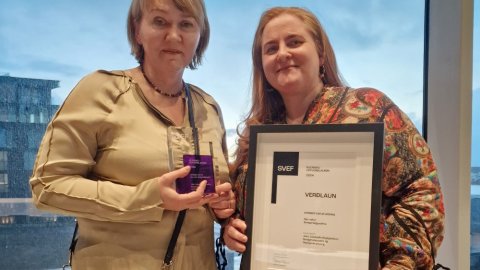 Jóhanna Guðrún Árnadóttir og Helga Maureen Gylfadóttir, starfsmenn Borgarsögusafns með verðlaunin